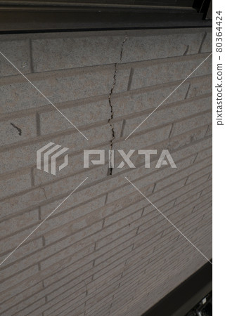 房子外牆出現大裂縫 房子外牆出現大裂縫 80364424