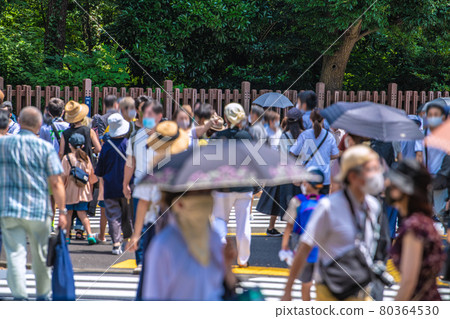 根據日本東京都市風景的第四次宣言。開幕當天，許多人在國家體育場前出來，還有老人...... = 7月23日，霞岡町 80364530