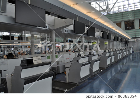 Haneda Airport Terminal 3 where there are few people due to the influence of the new coronavirus Haneda Airport Terminal 3 where there are few people due to the influence of the new coronavirus 80365354