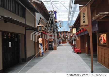 Haneda Airport Terminal 3 where there are few people due to the influence of the new coronavirus 80365407