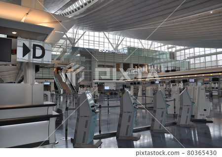 Haneda Airport Terminal 3 where there are few people due to the influence of the new coronavirus Haneda Airport Terminal 3 where there are few people due to the influence of the new coronavirus 80365430