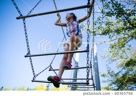 一個女孩玩玩具 80365798