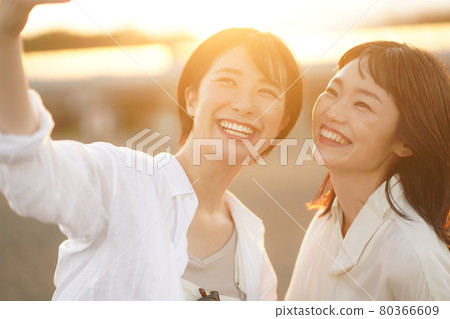 Woman taking a selfie 80366609