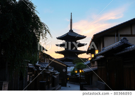 京都夕陽下的八坂塔 80366893