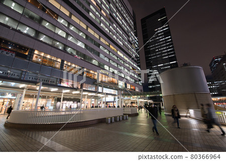 【東京】二月夜品川站上班族趕回家 80366964