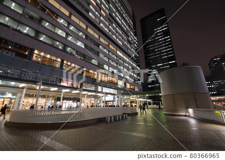 【東京】二月夜品川站上班族趕回家 80366965