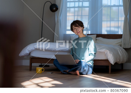 遠程工作的中年婦女 80367090
