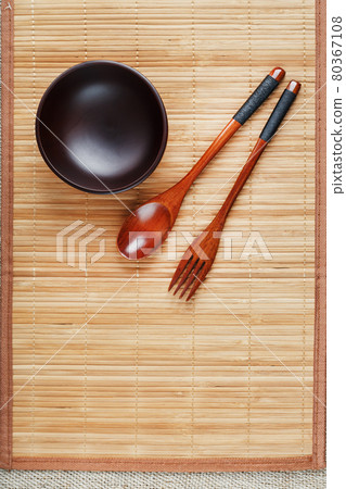 Utensils made of wood, bowl and spoons on a cutting board on a white background 80367108