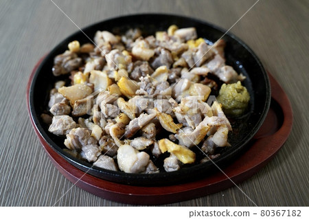 當地雞肉的木炭燒烤 80367182