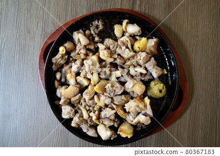 當地雞肉的木炭燒烤 80367183