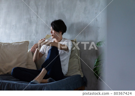 年輕人在床上喝水 80367424