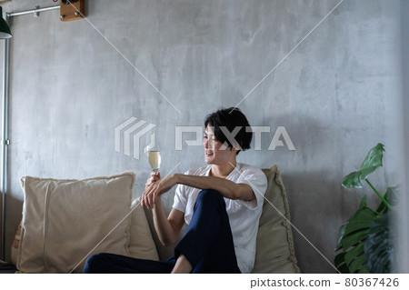 年輕人在床上喝水 年輕人在床上喝水 80367426