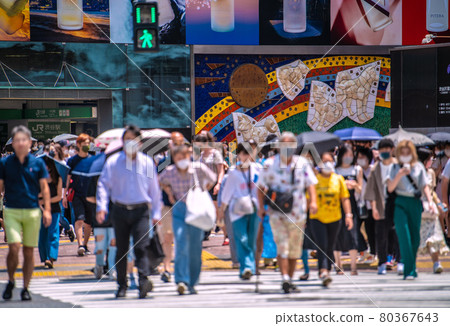 Tokyo cityscape of Japan 23rd opening day. Under the fourth declaration. Many people in Shibuya ... Elderly people = July 23 Tokyo cityscape of Japan 23rd opening day. Under the fourth declaration. Many people in Shibuya ... Elderly people = July 23 80367643