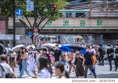 Tokyo cityscape of Japan 23rd opening day. Under the fourth declaration. Many people in Shibuya ... Elderly people = July 23 Tokyo cityscape of Japan 23rd opening day. Under the fourth declaration. Many people in Shibuya ... Elderly people = July 23 80367644