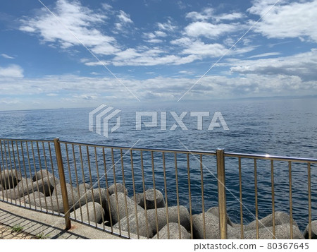 單側四足區的防波堤和海水 單側四足區的防波堤和海水 80367645