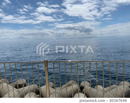 單側四足區的防波堤和海水 單側四足區的防波堤和海水 80367646