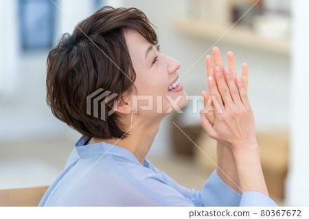 中年女性 80367672