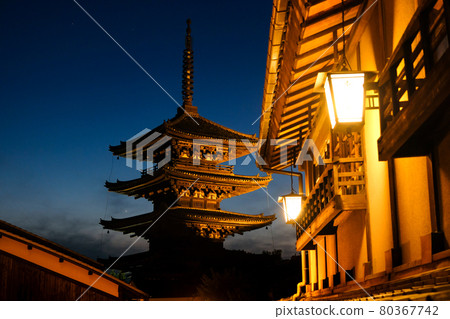 京都市八坂塔夜景 京都市八坂塔夜景 80367742