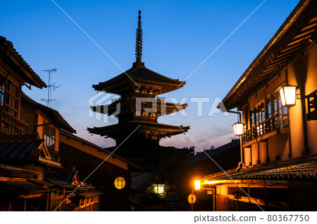 京都夕陽下的八坂塔 80367750