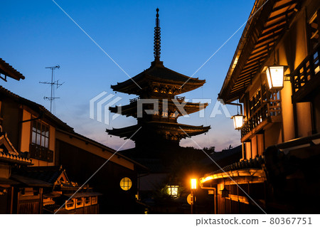 京都夕陽下的八坂塔 80367751
