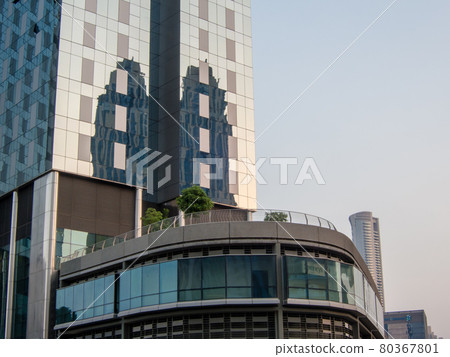 迪拜城市景觀:玻璃幕牆圓形露台和反射摩天大樓的玻璃幕牆建築 迪拜城市景觀:玻璃幕牆圓形露台和反射摩天大樓的玻璃幕牆建築 80367801