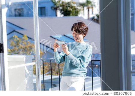 Middle-aged female Middle-aged female 80367966