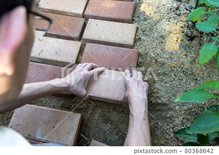 DIY laying bricks in the garden to make a small diameter DIY laying bricks in the garden to make a small diameter 80368642