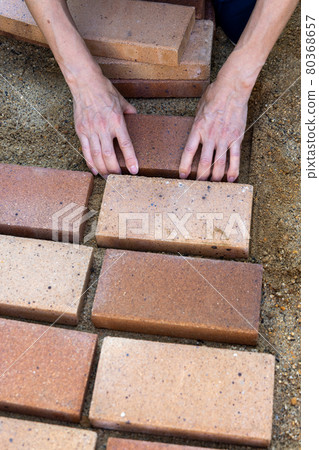 DIY laying bricks in the garden to make a small diameter DIY laying bricks in the garden to make a small diameter 80368657