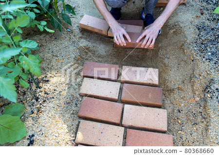 DIY在花園裡鋪磚做小直徑 DIY在花園裡鋪磚做小直徑 80368660