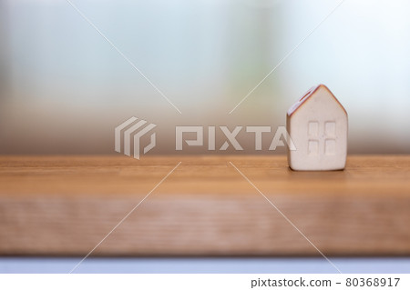 廚房櫃檯上的一座小陶屋 80368917