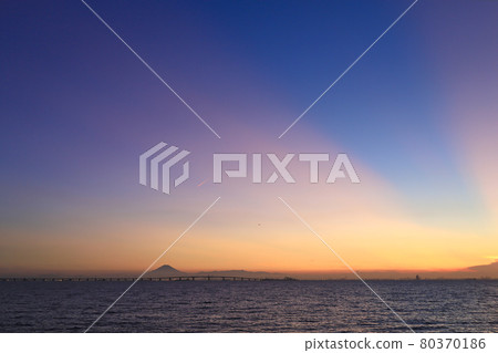 The evening aqua line and Mt. Fuji seen from Boso, Chiba Prefecture The evening aqua line and Mt. Fuji seen from Boso, Chiba Prefecture 80370186