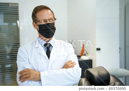 Medical worker in face mask looking to the side 80370890