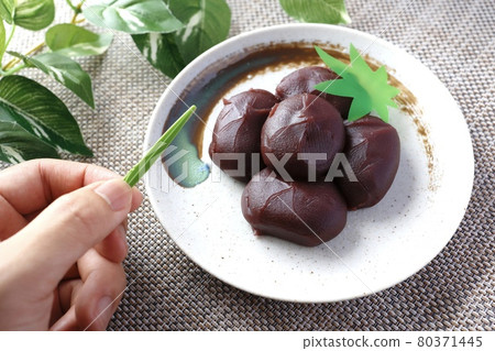 Day of the Ox for the earth, rice cake for the earth, ankoro mochi 80371445