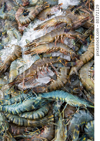 Crabs are sold in the Thai seafood market. 80372129