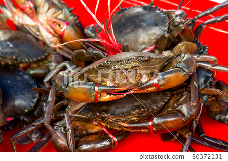 Crabs are sold in the Thai seafood market. 80372131