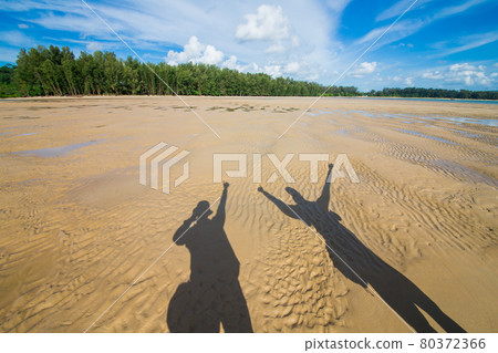 Shadow Couple on the Beach Summer Holiday Concept 80372366