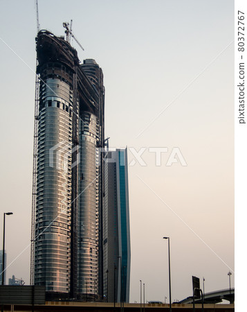 正在建設中的迪拜摩天大樓沐浴夕陽 正在建設中的迪拜摩天大樓沐浴夕陽 80372767