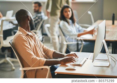 Cooperation between collegues being encouraged in new companies 80375299