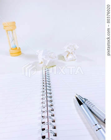 Notebook and pen deadline approaching vertical position 80376020