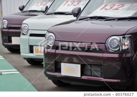 Used car image Cars lined up at car dealers Used car image Cars lined up at car dealers 80376027