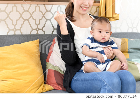 年輕的母親抱著一個嬰兒的膽量姿勢 80377114