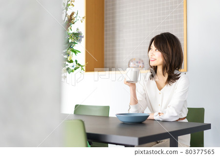 Young woman drinking coffee in a cafe Young woman drinking coffee in a cafe 80377565