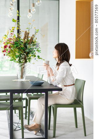 Young woman drinking coffee in a cafe Young woman drinking coffee in a cafe 80377569