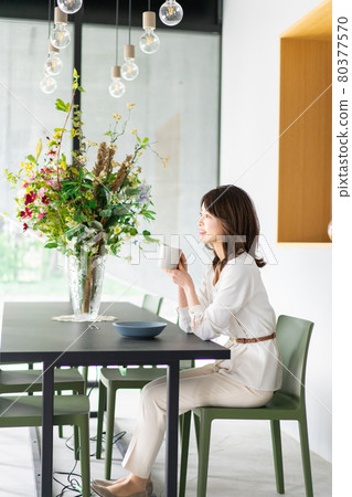 Young woman drinking coffee in a cafe Young woman drinking coffee in a cafe 80377570