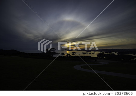《Sasebo, Nagasaki》 Sunset and halo / halo from Kujukushima Tourist Park 《Sasebo, Nagasaki》 Sunset and halo / halo from Kujukushima Tourist Park 80378606