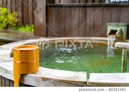 溫泉旅館的私人露天浴池和浴缸 80382381