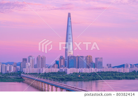 Seoul cityscape at sunset 80382414