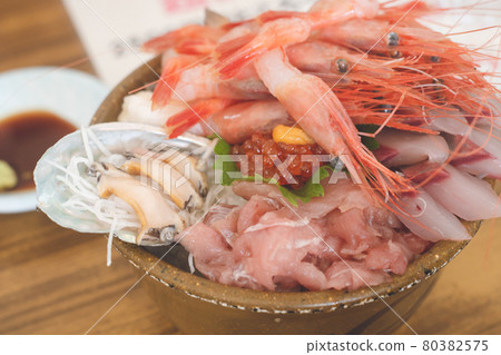 A large seafood bowl with a large amount of sashimi such as Hokkaido Tomakomai scallops and sweet shrimp sujiko scallops 80382575