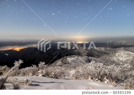 Hyogo Prefecture's highest peak, Mt. Hyono, starry sky on the snow from the summit (Oyacho Yokoiki, Yabu City, Hyogo Prefecture) * Shooting position in the comment section of the work Hyogo Prefecture's highest peak, Mt. Hyono, starry sky on the snow from the summit (Oyacho Yokoiki, Yabu City, Hyogo Prefecture) * Shooting position in the comment section of the work 80383199
