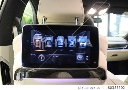 [Rear seat view] BMW entertainment display x German car interior technology 80383602
